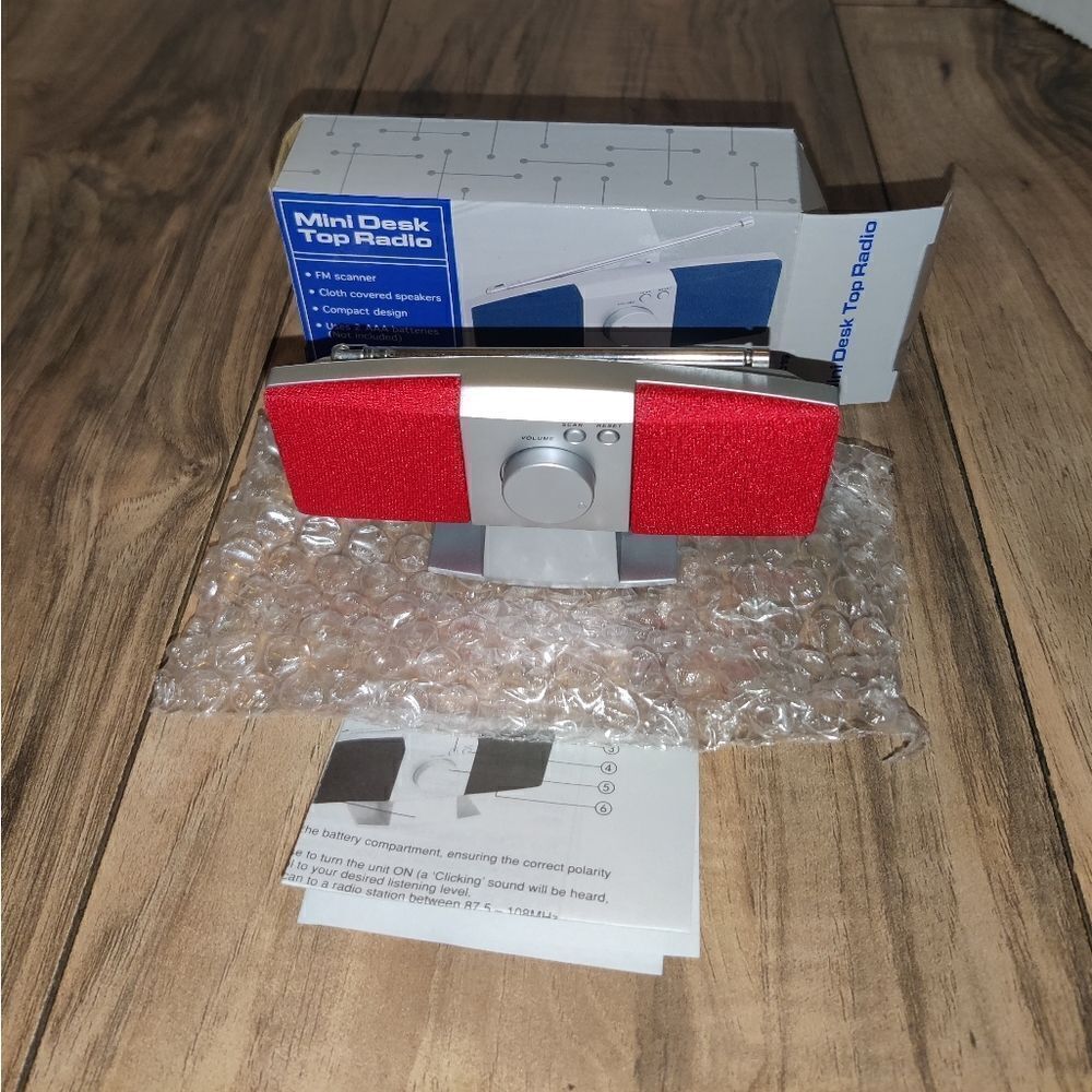 SUNTONE Mini Desk Top Radio New In Box Red Model ELEC0019 FM Scanner